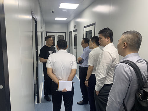 參觀企業(yè)生物實(shí)驗室